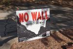 Overalt i området er der sat skilte op i protest mod muren. Foto: Anders Tornsø Jørgensen