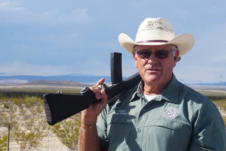 Ronny Dodson mener ikke, at en mur er den rigtige løsning. Den vurdering deles bredt i området. Sherifferne fra de fem counties, der tilsammen dækker grænsen i Big Bend-regionen i det vestlige Texas, advarede i et åbent brev om en fysisk grænsemur. Foto: Anders Tornsø Jørgensen