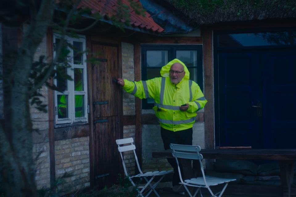 Da stormen rammer, er beredskabschefen som forvandlet. Fra skeptiker til handlingens mand, der råber andre øboere op for at få dem til at forstå alvoren. Forhåbentlig kan andre skeptikere se sig selv i ham og måske lade sig overbevise om, at det er tid til at ændre mening.  Foto: Jakob Pagel Andersen