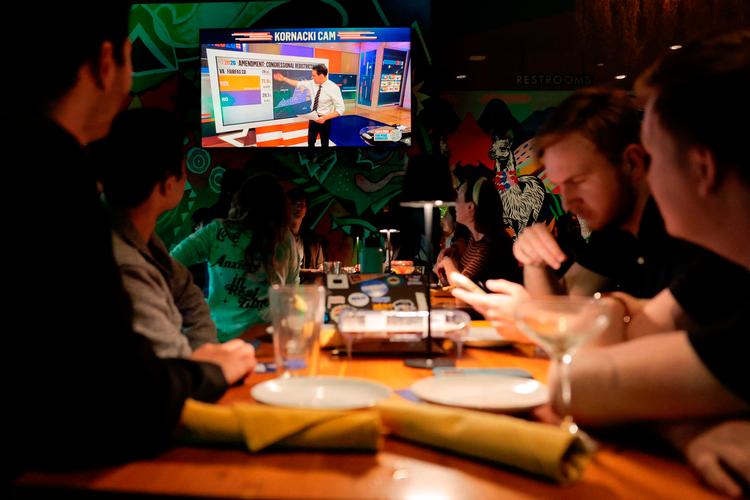 Vælgere i Virginia følger optællingen af stemmer i afstemningen om omtegningen af valgkredse i delstaten. Foto: Heather Diehl/Ritzau Scanpix