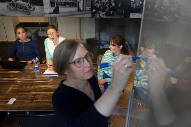 En lang bruttoliste af idéer blev ført på tavlen, inden panelet diskuterede sig frem til en prioriteret liste på fem anbefalinger. Foto: Mads Nissen