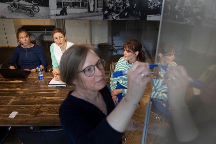 En lang bruttoliste af idéer blev ført på tavlen, inden panelet diskuterede sig frem til en prioriteret liste på fem anbefalinger. Foto: Mads Nissen