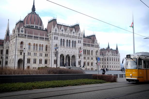 Bygningen, der huser det ungarske parlament, er imponerende både i størrelse og udseende. Husk at booke billet, så du se dens lige så smukke indre. Foto: Jens Dresling