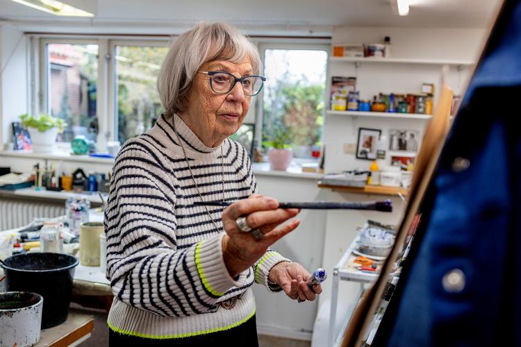 Grete Balle, her fotograferet 98 og et halvt år gammel i sit hjem i Kalundborg, har været aktiv som kunstner i 75 år. For tiden er hun aktuel med en hel stribe udstillinger. Foto: Finn Frandsen