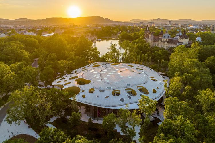 Det ungarske musikhus ligger midt i byparken. Og udover bygningen, som nærmest er et kunstværk i sig selv, er der forskellige udstillinger og koncerter. Foto: House of Music Hungary