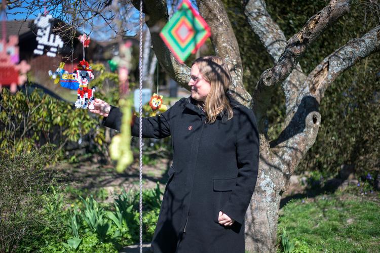 I blommetræet i haven hænger Busters perleplader.  Foto: Janus Engel