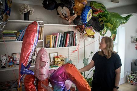 Inden Buster gik bort, aftalte familien, at han ville sende regnbuer ned fra himmelen. Til gengæld skulle familien sende balloner op. De er samlet i et hjørne i stuen. Foto: Janus Engel