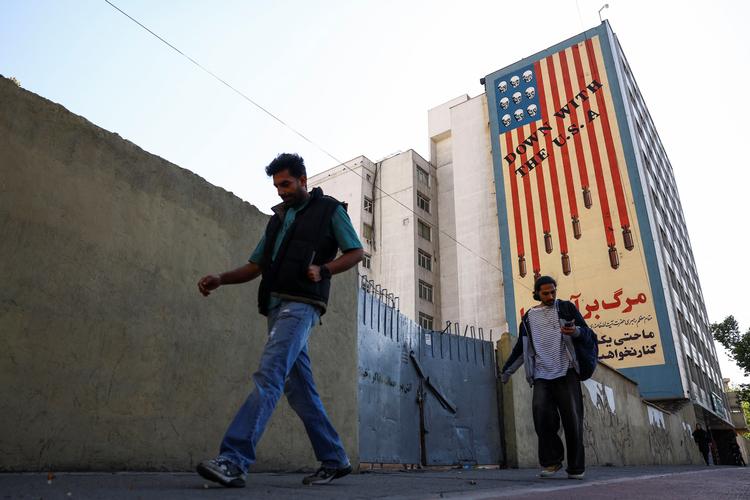 De antiamerikanske budskaber fylder rundt omkring i den iranske hovedstad Teheran. Der har været to ugers våbenhvile, men den er skrøbelig.   Foto: Majid-asgaripour/Ritzau Scanpix