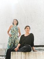 Aarhusianske Veronika Rud (th) er på kort tid blevet en ombejlet stemme i dansk jazz. Efter den flotte modtagelse af udgivelserne 'Mens jeg venter' og 'Nothing' har hun lagt stemme til et samarbejde med trombonisten Lis Wessberg.  Pr-foto:  April Records