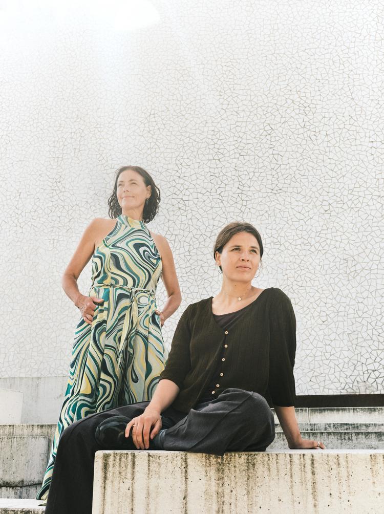 Aarhusianske Veronika Rud (th) er på kort tid blevet en ombejlet stemme i dansk jazz. Efter den flotte modtagelse af udgivelserne 'Mens jeg venter' og 'Nothing' har hun lagt stemme til et samarbejde med trombonisten Lis Wessberg.  Pr-foto:  April Records