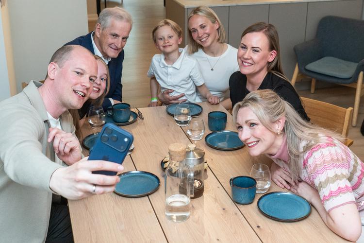 Statsminister Jonas Gahr Støre, børne- og familieminister Lene Vågslid og digitaliserings- og forvaltningsminister Karianne Tung besøger familien Faanes Persson i Vidars gate i Oslo onsdag. Foto: Thomas Fure/Ritzau Scanpix