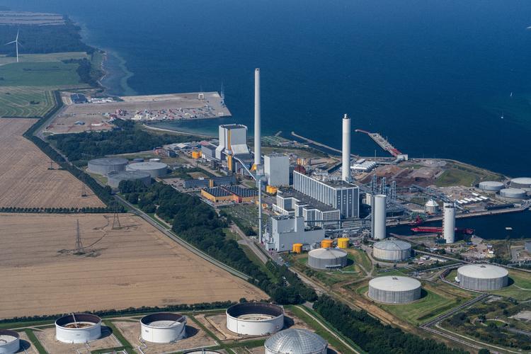 Her på Asnæsværket ved Kalundborg etablerer Ørsted med støtte fra den danske stat og Microsoft verdens første anlæg til at fange CO2 på et træfyret kraftværk.  Foto: Lars Laursen/Ritzau Scanpix