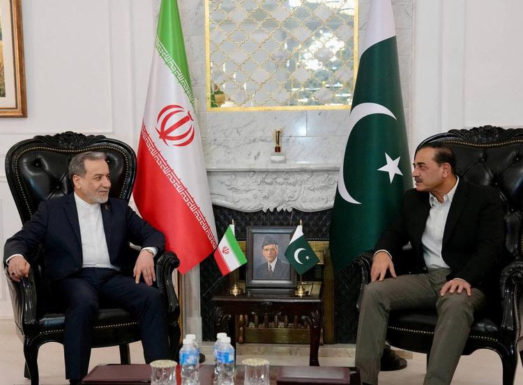Irans udenrigsminister, Abbas Araqchi (tv.), mødtes lørdag med Pakistans udenrigsminister, Ishaq Dar, i Islamabad, men har ingen planer om at møde nogen fra USA, lyder det fra en talsmand. Foto: Seyed Abbas Araghchi Via Telegra/Ritzau Scanpix
