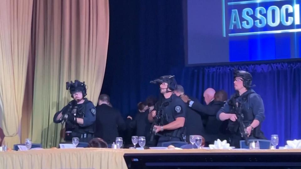 »Jeg troede først, det var en bakke, der faldt«: På et øjeblik forvandlede den glitrende sal sig til et kaotisk tilflugtsrum