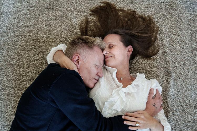 Thomas Tiedje og Ulla Hinge Thomsen er kærester og har sammen skrevet en bog om, hvordan man får et forhold med lang holdbarhedsdato. Foto: Liselotte Sabroe/Ritzau Scanpix