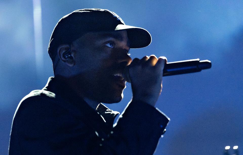 Selv i den mest ukomplicerede popsang kunne han forsvinde ind i melankolien