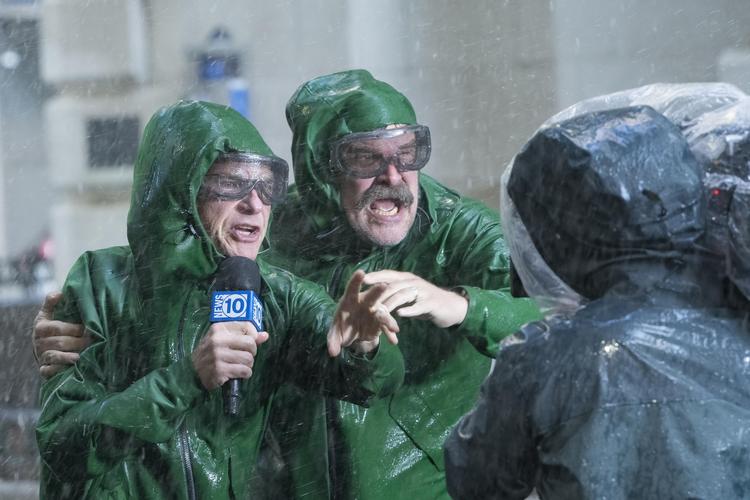 De mødes i en storm og sød relationel musik opstår. Jason Bateman og David Harbour brillerer begge som midaldrende BFFs, der søger veje ud af den midaldrende ego-krise. Foto: HBO Max