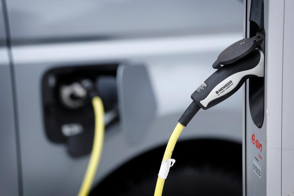 Forårssolen giver årets laveste elpriser: Her er det billigst at lade bilen op