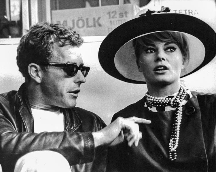 I en af de ustyrligt morsomme sekvenser i filmen får Bo Widerberg besøg i Stockholm af Anita Ekberg, sexsymbol efter at have badet i Trevifontænen i 'La dolce vita'. Men hun ville ikke indordne sig efter Widerbergs naturalisme og dukkede aldrig op på settet.  Foto: Bild 8