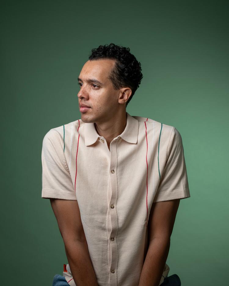 Gaël Faye (f. 1982) er fransk forfatter og rapper. Han debuterede i 2016 med romanen 'Lille land', der blev en bestseller i Frankrig, vandt Goncourt des lycéens og blev solgt til oversættelse i 30 lande. 'Jacaranda' fra 2024 er hans anden roman.  Foto: JF PAGA