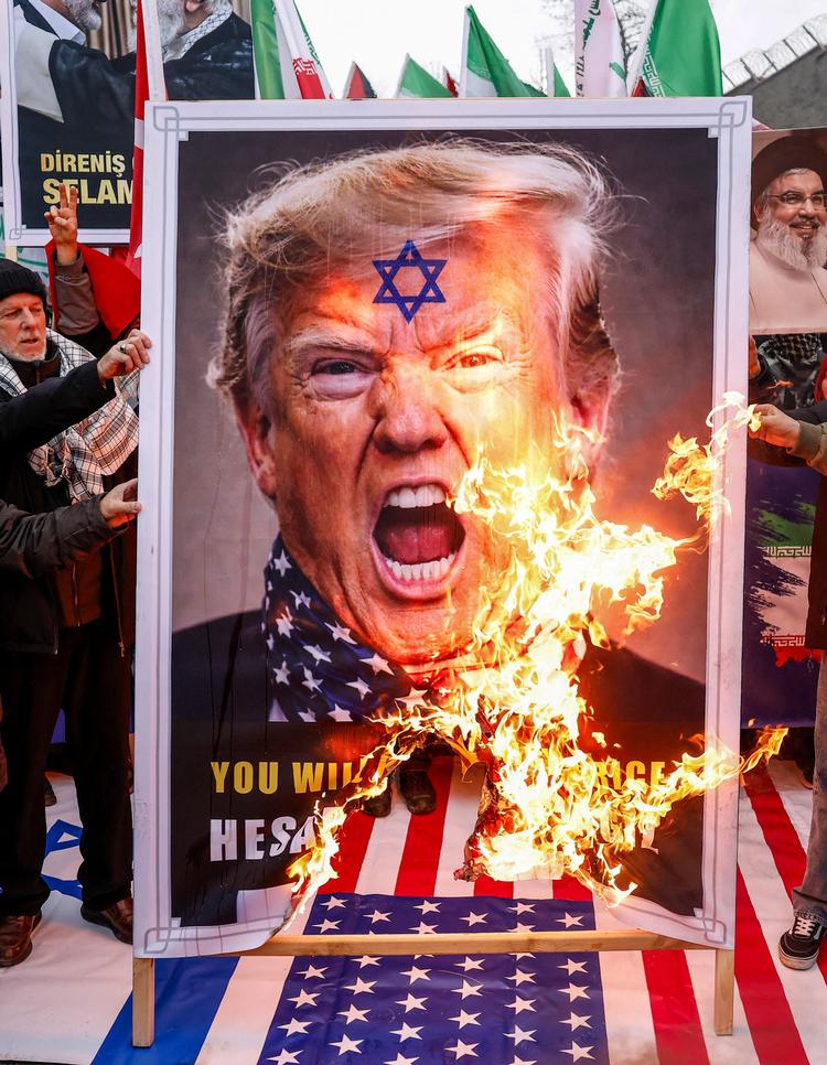 Demonstranter brænder en plakat af den amerikanske præsident Donald Trump under en demonstration til støtte for det iranske folk. Arkivfoto Foto: Kemal Aslan/Ritzau Scanpix