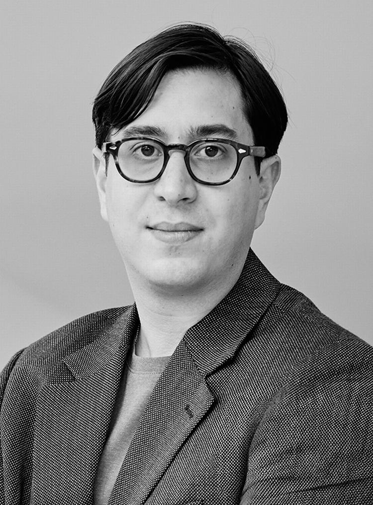 Tonio Schachinger (f. 1992) debuterede som forfatter i 2019 med 'Nicht wie ihr'. I 2023 kom 'Realtidsalder', som han vandt Deutschen Buchpreis for.  Pr-foto 