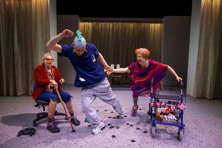 Den nye medarbejder forsøger at peppe det hele lidt op med noget Tobias Rahim. Foto: Büro Jantzen Foto: Büro Jantzen