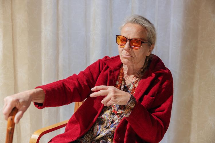 Benedikte Hansen gemmer på en øm historie i 'Truckervask til ældreplejen'. Foto: Folketeatret