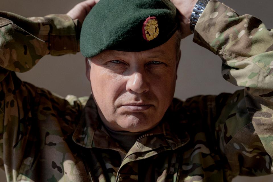 Han nægter at lade sig betjene på engelsk, når han går på restaurant i Danmark