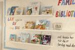 I biblioteket kan familier låne bøger med hjem. Med fondsmidler har Trine Fromberg sørget for, at børnene får Halfdan Rasmussens ABC med hjem, så de kan læse med forældrene. Foto: Peter Maunsbach
