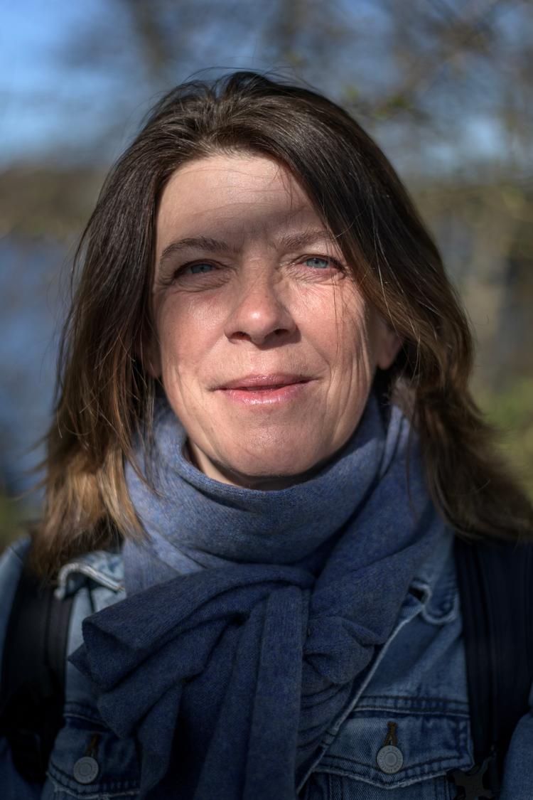 Tine Uffelmann forsøger at smitte børnene med sin glæde for natur og dyr. Hun lærer dem blandt andet, at de ikke må smide skrald i naturen.  Foto: Janus Engel