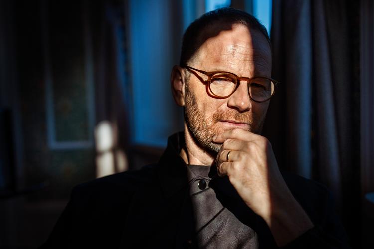 Filminstruktøren Joachim Trier er vokset op i et kunstnerhjem. Efter at han selv er blevet far, har han fået større forståelse for, hvor svært det kan være for forældre at finde balancen mellem at dyrke karrieren og at være der for sine børn.  Foto: 3527 Daniel Costantini/Ritzau Scanpix