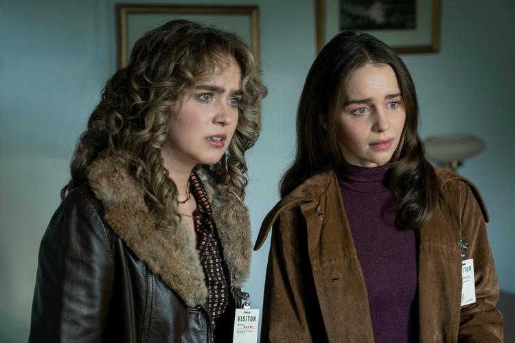 Haley Lu Richardson og Emilia Clarke er fremragende i 'Ponies'.  Foto: SkyShowtime