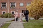Susse, Tilde og Truels Vallø Bisgaard ses her på Tildes nuværende bosted for mennesker med Downs. Et sted med  »en helt håbløs normering« med én ansat ad gangen til 11 unge, der i praksis gør det umuligt for den ansatte at foretage sig andet end »at slukke ildebrande«, fortæller forældrene. De drømmer om at åbne deres eget bosted med ordentlige normeringer og rammer.. Foto: Miriam Dalsgaard