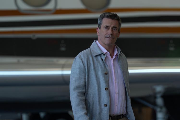 John Hamm er tilbage som investeringsrådgiveren Andrew Cooper, der skifter erhverv til tyveknægt. Foto: Apple TV +