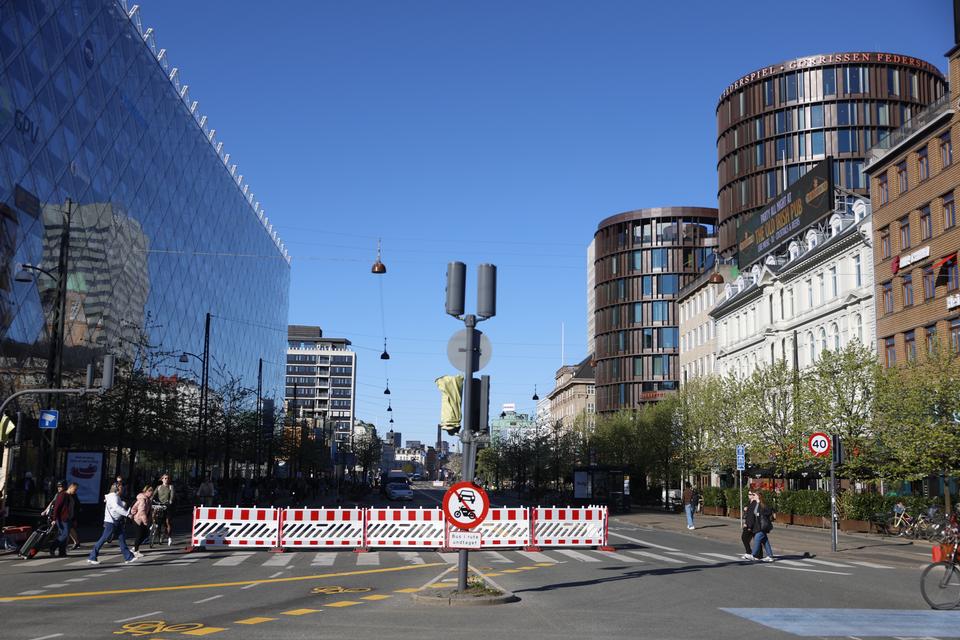 I dag lukkes en central del af Vesterbrogade. I 7 måneder fyldes den ud med planter og bænke