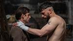 Jamie Bell (tv.) og Richard Gadd (th.) er fremragende i rollerne som de to stedbrødre Niall og Ruben, men de får ikke plads nok til at vise nuancer. Volden bliver en pamflet frem for en udforskning i serien 'Half Man'.  Foto: HBO Max