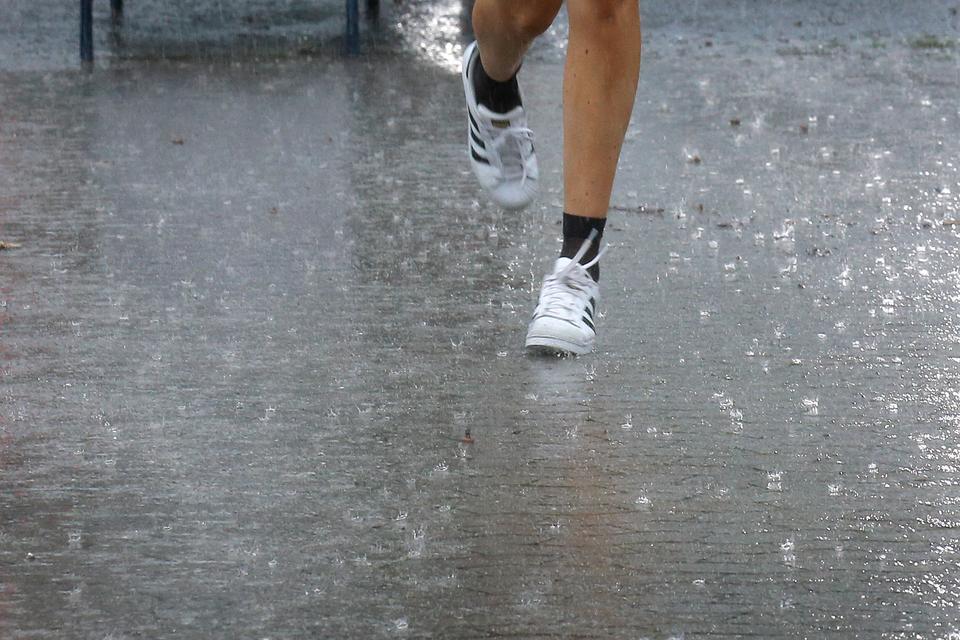 Risiko for kraftig regn og torden søndag aften