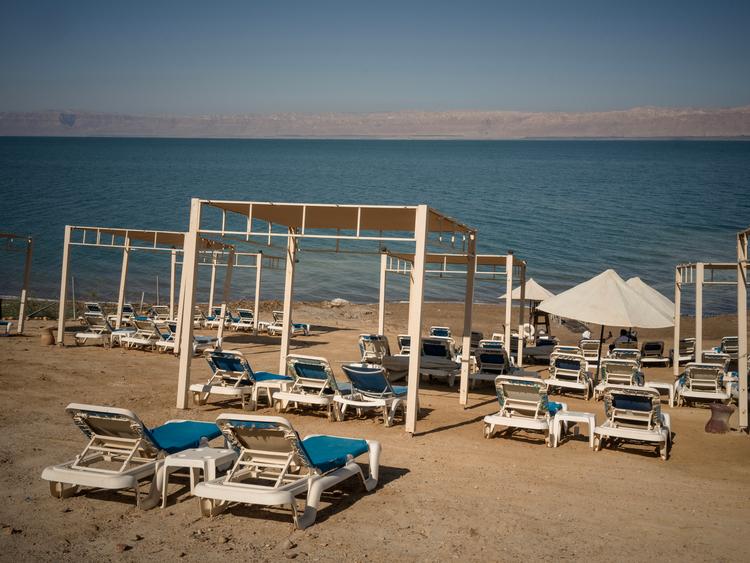 Turisterne i Jordan bliver væk - også ved Det Døde Hav, hvor strandbredden var øde 23. april.  Foto: Laura Boushnak/Ritzau Scanpix