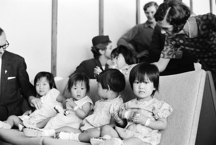 Det skønnes, at der er omkring 9.000 koreanske adoptivbørn i Danmark. De fleste ankom i 1970'erne og 1980'erne. Her ses fire koreanske adoptivbørn i lufthavnen i Kastrup i 1970. Arkivfoto:  Lars Hansen
