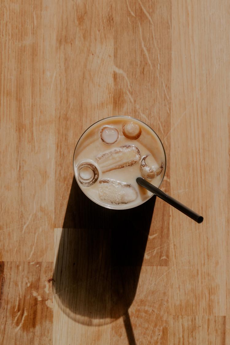 The people behind the counter clearly know their coffee and are good at helping you figure out what to order. Here, an iced latte with caramel syrup. Foto: Loui Pedersen