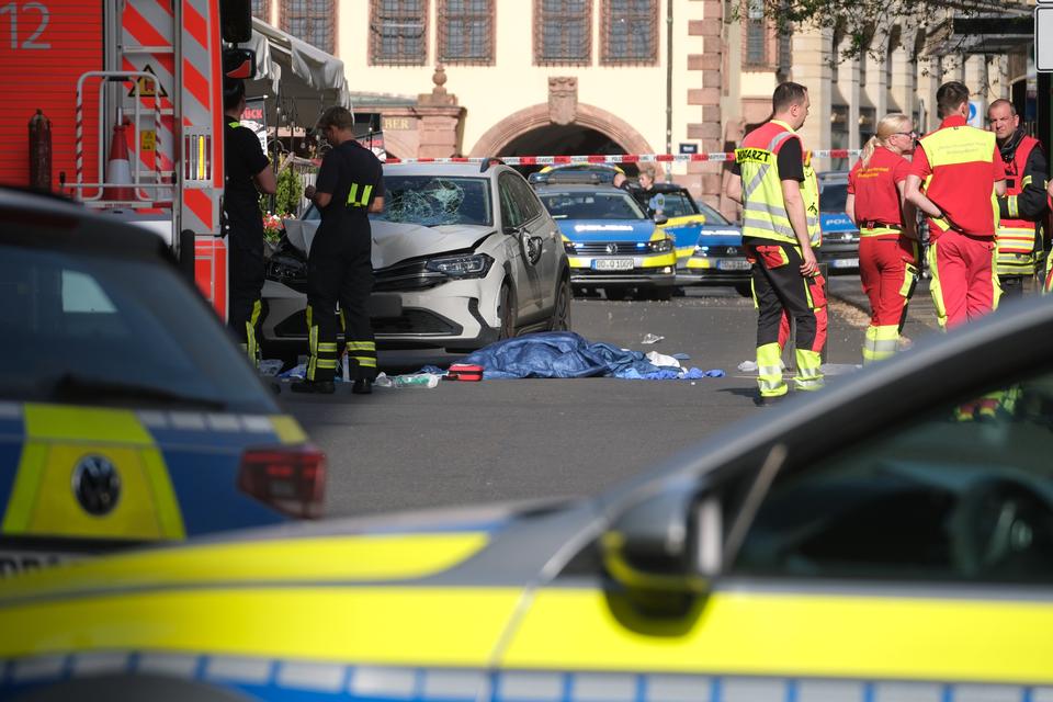 To døde og flere hårdt kvæstet efter bil rammer menneskemængde i Leipzig