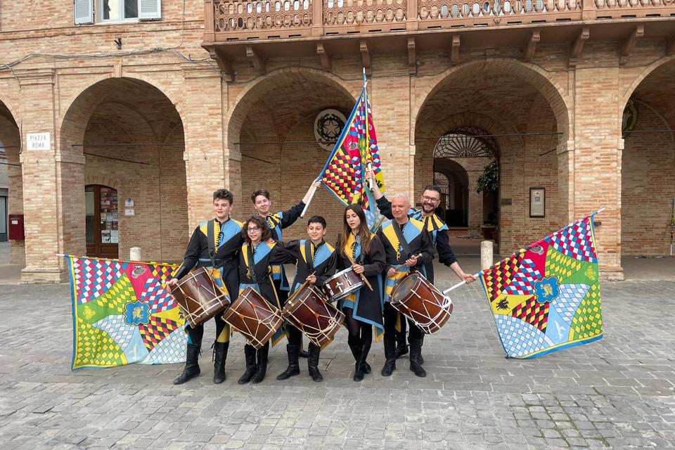 Hvis man vælger at besøge Servigliano under deres middelalderfestival, kan man blandt andet være heldig at opleve distrikternes konkurrence i flagkast. Da vi ankom til byen, fik vi en lille forsmag, på hvordan flagkast fungerer. 