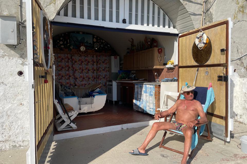 På stranden møder vi en af de ikoniske grottaroli. En ældre herre, der allerede har startet sæsonen i grotten. Han er en af dem, der har udstyret sin grottebolig med køkken, seng, bad og toilet.  