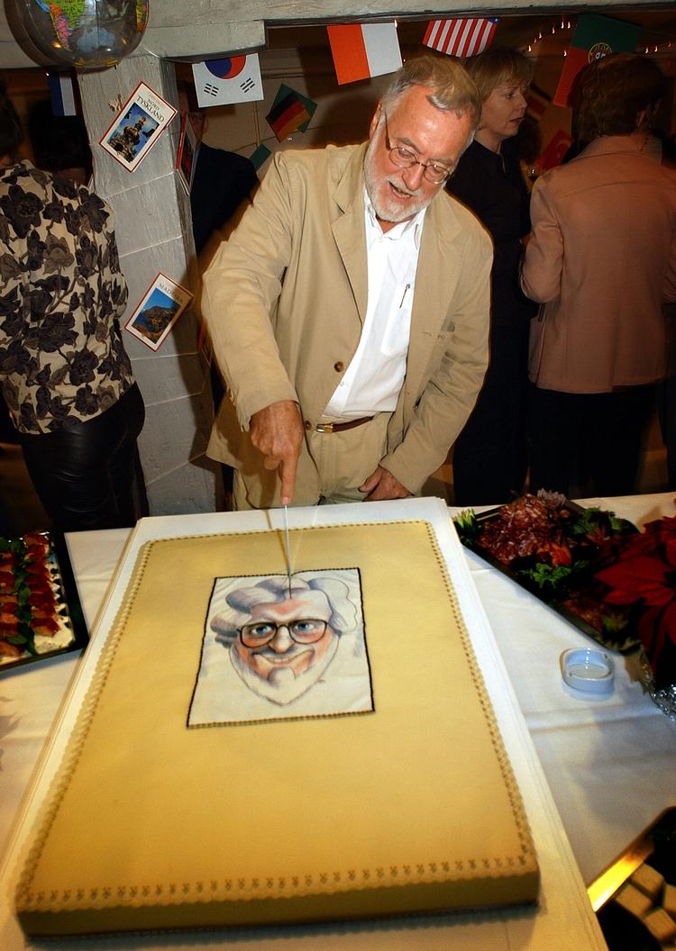 John Njor skar kagen for ved sin afskedsreception på Politiken i 2003. Han blev 89 år.   Foto: Finn Frandsen