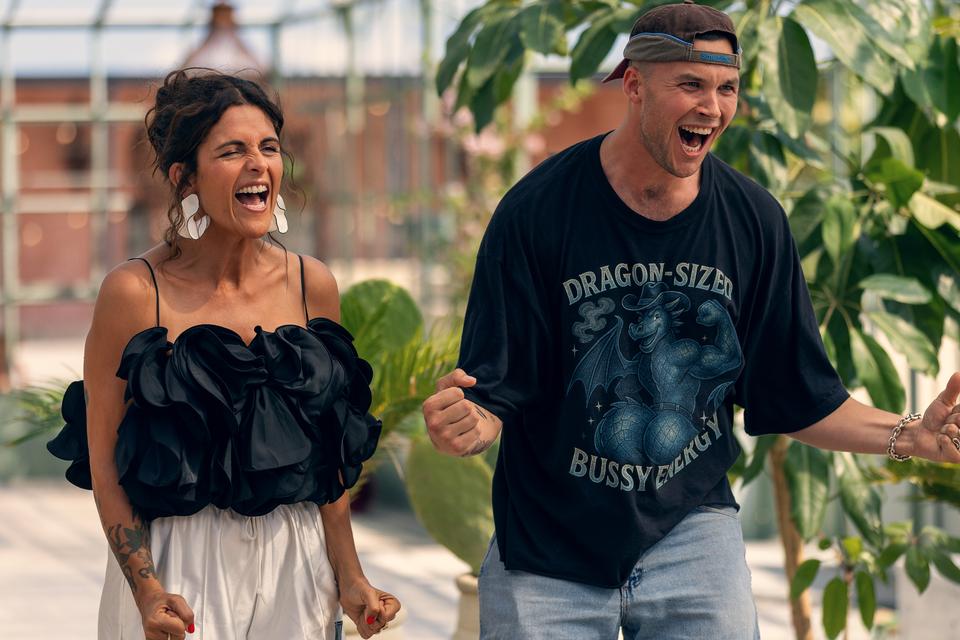 Den tidligere højskolelev, nå nej, jeg mener 'Bachelorette'-deltager, Boris Hiort kommer på besøg for at tage gutterne i 'flirteskole'.  Foto: Lotta Lemche/TV 2