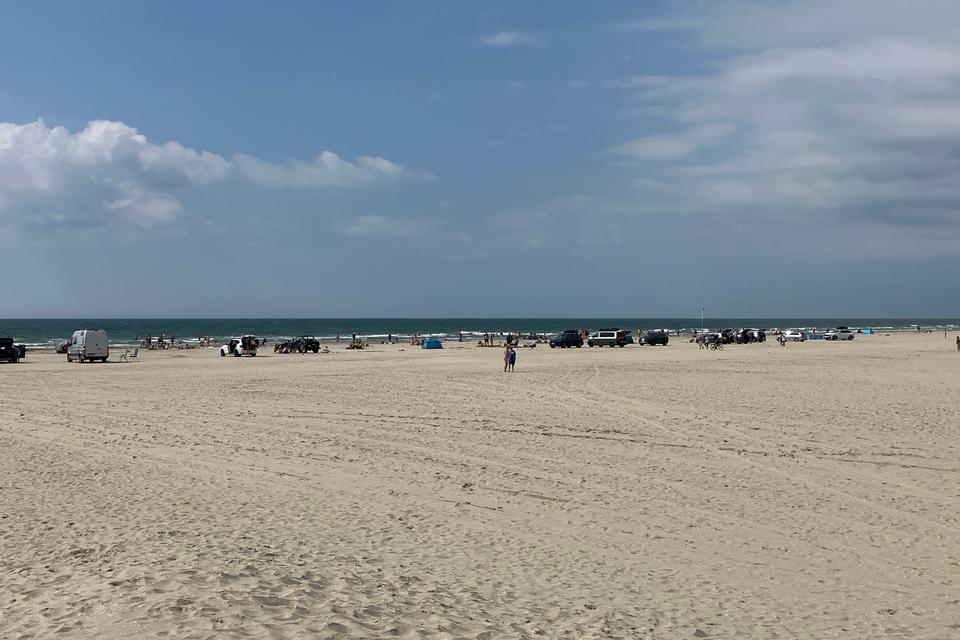 Man kan køre helt ned til strandkanten på Lakolk, men hold øje med områder med blødt sand.  Foto: Søren Sorgenfri