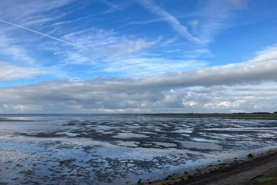 Vadehavet synes med farvespil og blå toner at flyde i ét med himlen. Foto: Søren Sorgenfri