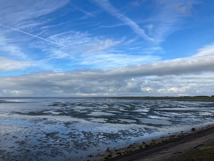 Vadehavet synes med farvespil og blå toner at flyde i ét med himlen. Foto: Søren Sorgenfri