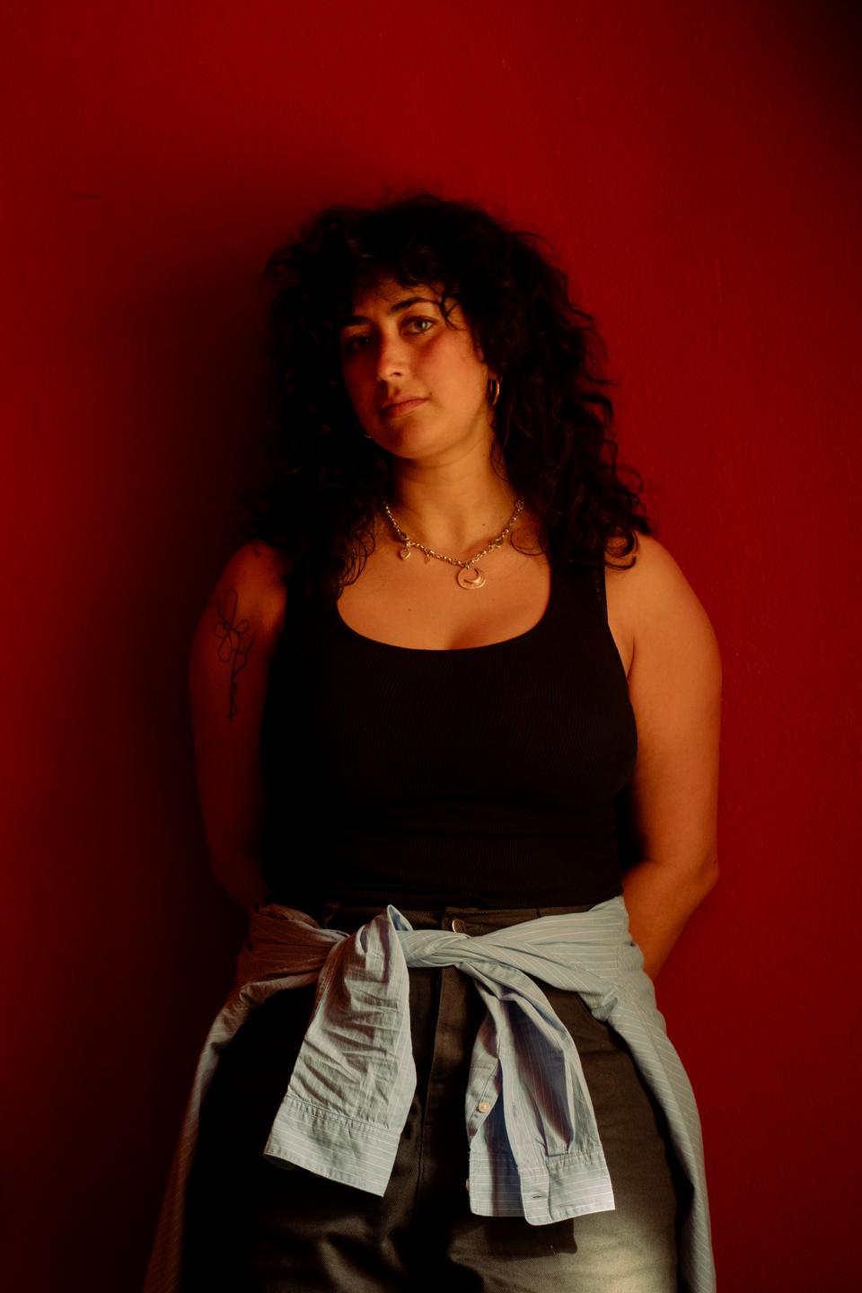 Mina Lewis blev bekymret, da hendes eksmand – rapperen Carl Knast – fortalte, at han havde medvirket i '112 for knuste hjerter' på Podimo. Hun anede ikke, hvad han havde delt og måtte kæmpe for at finde ud af det. Foto: Emma Line Sejersen/Pr